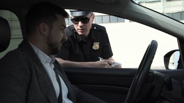 Polis bir sürücü durdurma