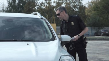 Polis memuru bir araç sürücüsü durdurma