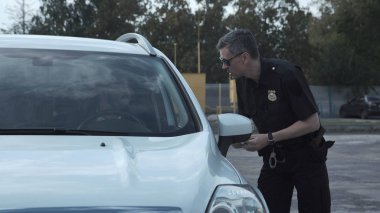 Polis memuru bir araç sürücüsü durdurma