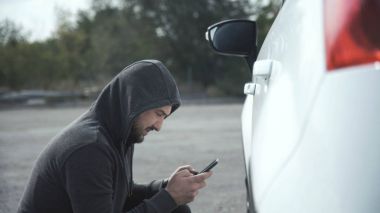 Cep telefonu kullaranarak arabaya hırsız