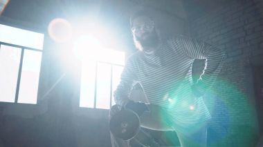 açılı taşlama kullanan adam