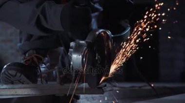Açı değirmeni ve kıvılcım portre