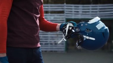 Amerikan futbolu maçtan önce kask koyarak adam