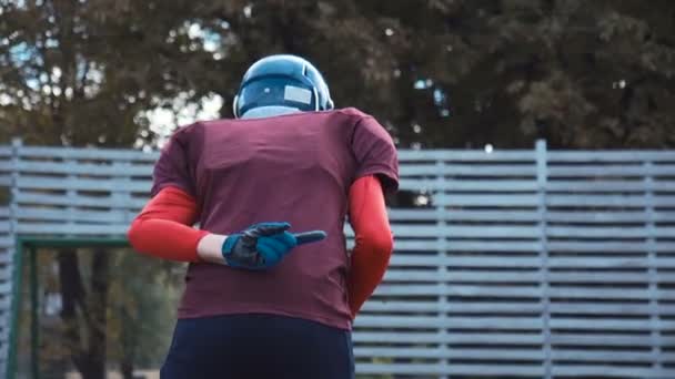 American football player making a sign — Stock Video