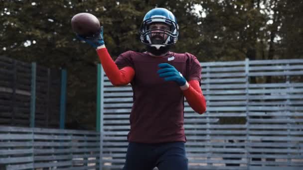 American football player throwing ball — Stock Video