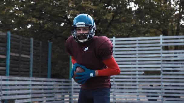 American football player throwing ball — Stock Video