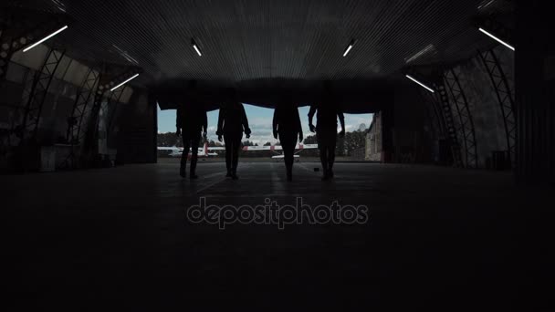 Menschen gehen durch Hangar — Stockvideo