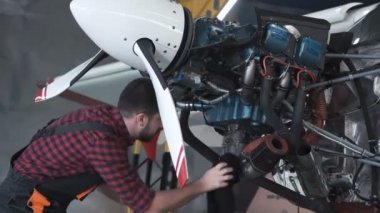 Adam hangarda uçak motor Temizleme