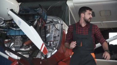 Bir ön uçuş yapıyor iki uçuş mekanik kontrol