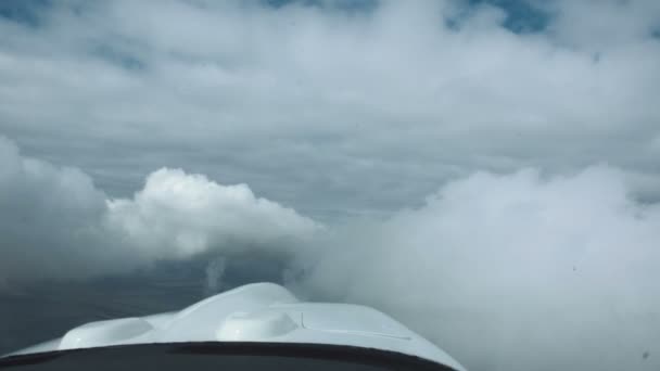 Vue depuis un petit avion de nuages gris orageux — Video