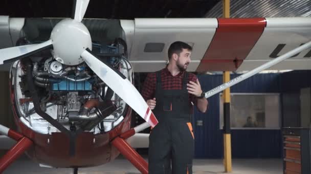 Dois mecânicos de voo fazendo uma pré-verificação de voo — Vídeo de Stock