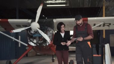 Draftswoman ve yakınındaki uçak teknisyeni