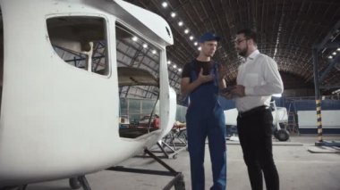 Mekanik ve uçak karkas yakın çizer