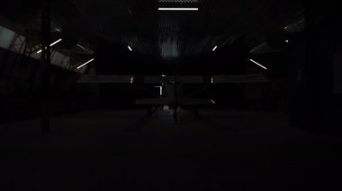 Hangar kapılarını insanlar