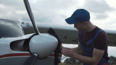 Genç pilot veya mekanik bir uçak üzerinde çalışma