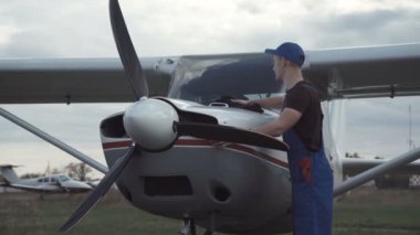 Genç pilot veya mekanik bir uçak üzerinde çalışma
