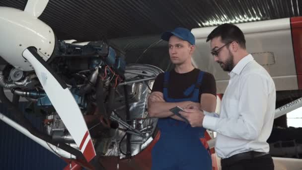 Monteur en boordwerktuigkundige in gesprek — Stockvideo