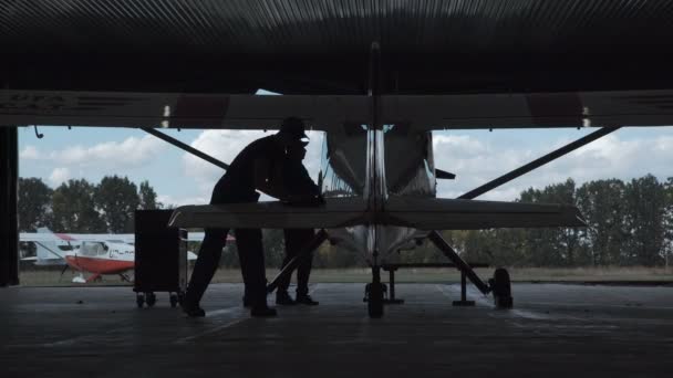 Человек полирует самолет — стоковое видео