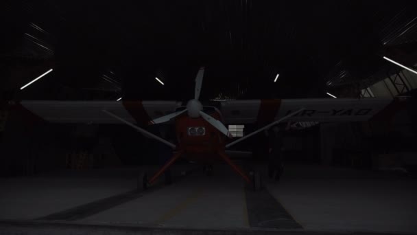 De rollende vliegtuig mensen uit — Stockvideo