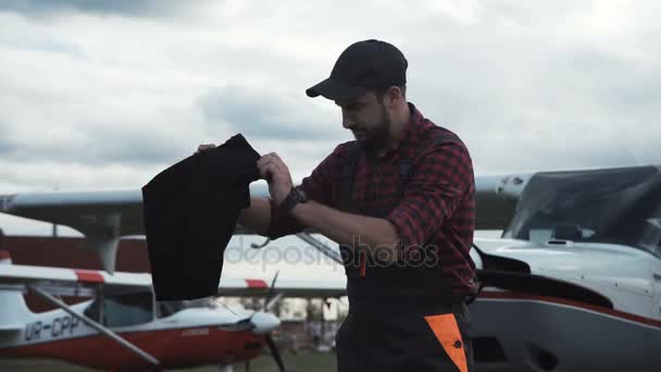 Mecânico de aeronaves olhando para o céu — Vídeo de Stock