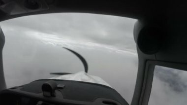 Gri fırtına bulutları küçük bir uçak görüntülemek
