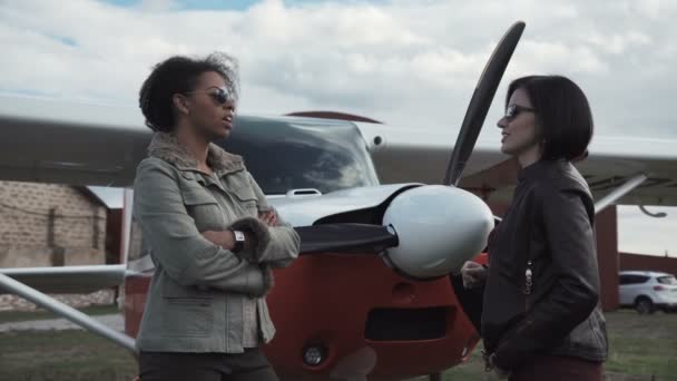 Uçak sohbet arkadaş — Stok video