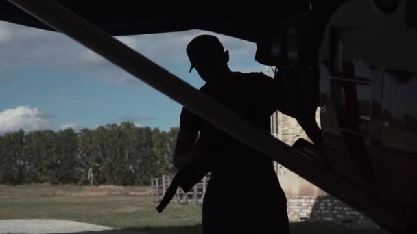 Man polishing airplane — Stock Video