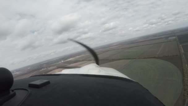 Vue depuis un petit avion de nuages gris orageux — Video