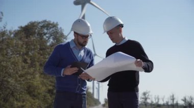 İki mühendis bir plan tartışıyor