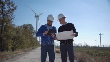 İki mühendis bir plan tartışıyor