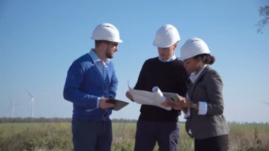 Açık havada planları üzerinde tartışırken mühendisleri