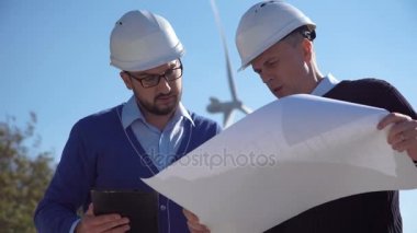 İki mühendis bir plan tartışıyor