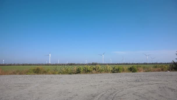 Ветряные турбины против ясного неба — стоковое видео