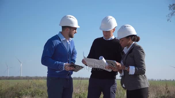 Engineers discussing over plans outdoors — Stock Video