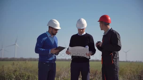 Gruppo di ingegneri che discutono il progetto del mulino a vento — Video Stock