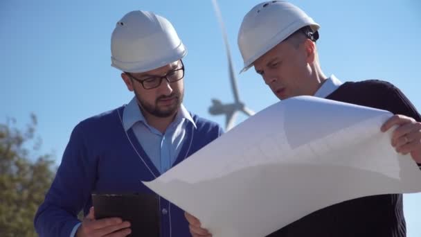 Dos ingenieros discutiendo un plano — Vídeos de Stock