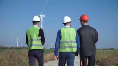 Üç mühendis Rüzgar Çiftliği karşı yürüyüş