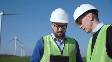 İki mühendis Rüzgar türbinleri karşı tartışıyor