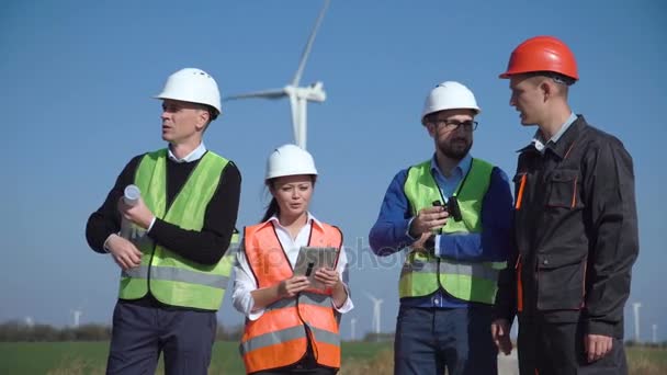 Ingenieurs staan in open veld — Stockvideo