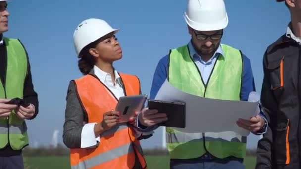 Quatro engenheiros em campo aberto — Vídeo de Stock