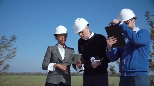 Groupe de personnes créant un projet d'éolienne — Video