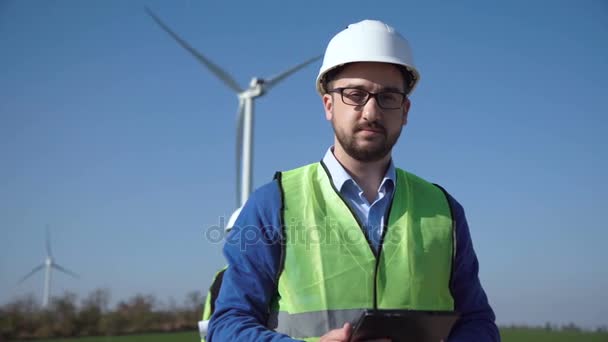 Engenheiro do parque eólico — Vídeo de Stock