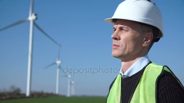 Ingeniero reflexivo contra turbina eólica — Vídeo de stock