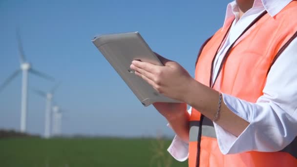 Ingenjör med digital tablett mot vindkraftverk — Stockvideo