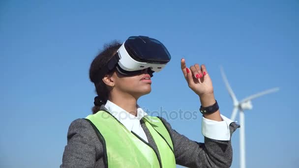 Mujer ingeniera con auriculares virtuales — Vídeo de stock