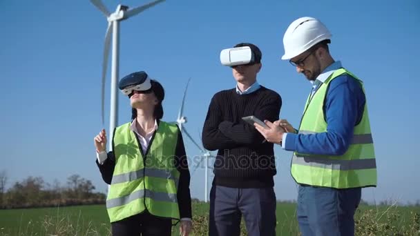Ingénieurs avec casque de réalité virtuelle — Video