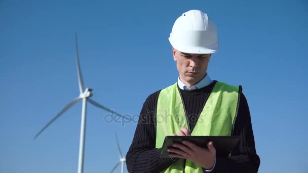 Inženýr pomocí digitálních tabletu proti větrné turbíny — Stock video