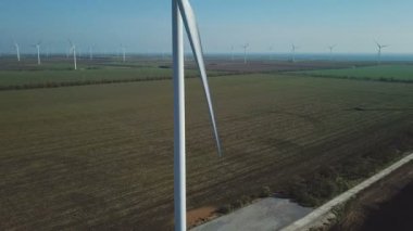 Rüzgar türbinleri deniz kenarında hava atış