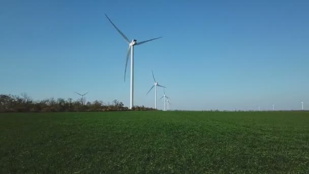 Tiro aéreo de molinos de viento — Vídeos de Stock