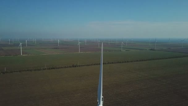 Luchtfoto van windturbines in de buurt van de zee — Stockvideo